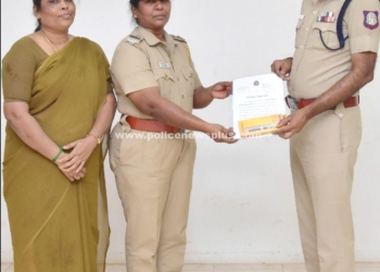 மெச்சதகுந்த பணிபுரிந்த காவல்துறையினருக்கு சான்றிதழ் வழங்கிய எஸ்.பி