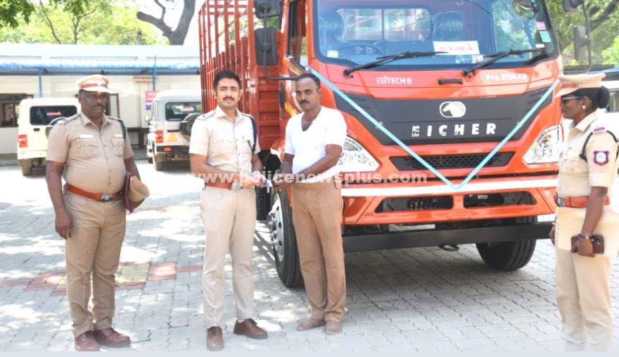 மோட்டார் வாகனப் பிரிவிற்கு கனரக லாரி வழங்கல்