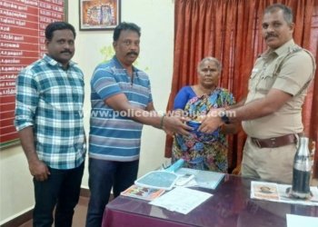 பேருந்து நிலையத்தில் காணாமல் போன பொருட்கள் மீட்ட காவல்துறை