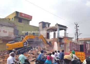 சாலை விரிவாக்க பணிக்காக ஆக்கிரமிப்புகள் அகற்றம்