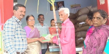 நியாயவிலை கடையில் பொங்கல் தொகுப்பு வழங்கல்