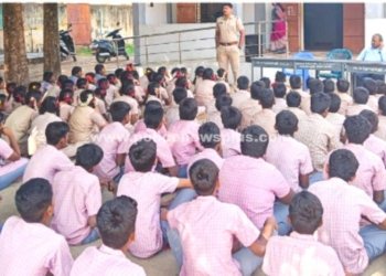 பள்ளி மாணவர்களுக்கு காவல் துறையின ர் விழிப்புணர்வு