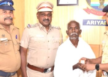 ATM பணத்தை நேர்மையாக ஒப்படைத்த நபருக்கு எஸ்.பி. பாராட்டு