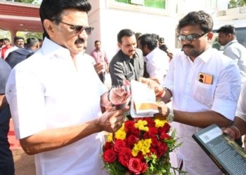 முதல்வரை வரவேற்ற சிவகங்கை மாவட்ட நிர்வாகிகள்