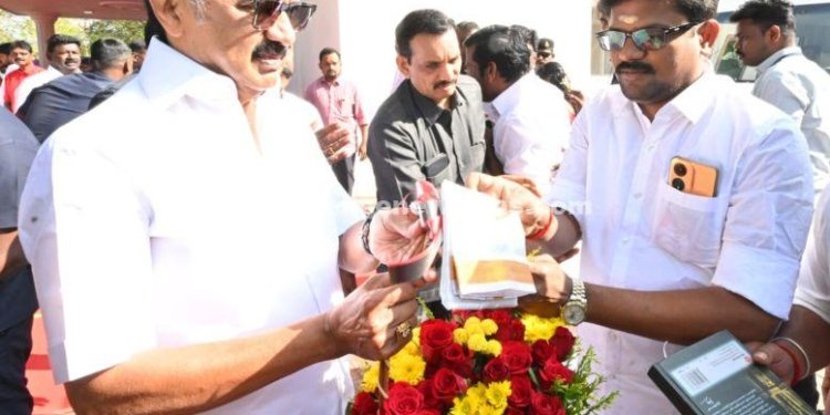 முதல்வரை வரவேற்ற சிவகங்கை மாவட்ட நிர்வாகிகள்