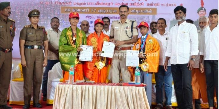 கடலூர் மாணவர்களை பாராட்டிய எஸ்.பி