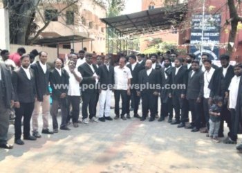 பொன்னேரியில் வழக்கறிஞர்கள் கண்டன ஆர்ப்பாட்டம்