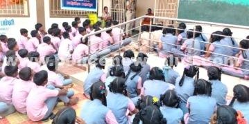 ஆம்பூரில் பள்ளி மாணவர்களுக்கு காவல்துறை விழிப்புணர்வு