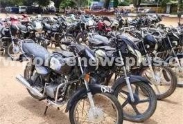 மதுவிலக்கு வழக்குகளில் பறிமுதல் செய்யப்பட்ட 26 வாகனங்கள் பொது ஏலம்