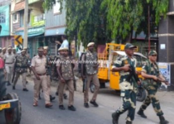 கடையநல்லூரில் காவல்துறையினரின் கொடி அணிவகுப்பு