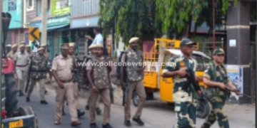 கடையநல்லூரில் காவல்துறையினரின் கொடி அணிவகுப்பு