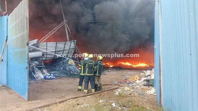 பழைய பேப்பர் பிளாஸ்டிக் குடோனில் தீ விபத்து