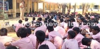 தலைக்கவசம் குறித்து போலீசார் விழிப்புணர்வு