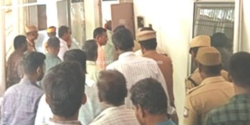 வாக்கு மையங்களில் தேர்தல் அலுவலர் ஆய்வு