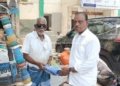 தொழிலாளர் தினம் முன்னிட்டு தெருவோர வியாபாரிகளுக்கு லுங்கி வழங்கல்