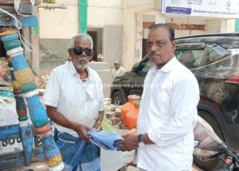 போலீஸ் நியூஸ் பிளஸ் மற்றும் நியூஸ் மீடியா அசோசியேஷன் சார்பாக தொழிலாளர் தினம் முன்னிட்டு தெருவோர வியாபாரிகளுக்கு லுங்கி வழங்கல்