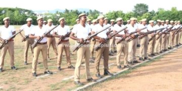 திண்டுக்கல்லில் ஆயுதப்படை காவலர்களின் கவாத்து பயிற்சி