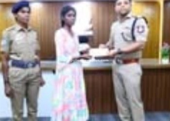 பொதுத்தேர்வில் சாதனை. போலீசார் குழந்தைகளுக்கு எஸ்பி பாராட்டு