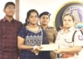 பொதுத்தேர்வில் சாதித்த போலீசார் குழந்தைகளுக்கு எஸ்.பி பாராட்டு