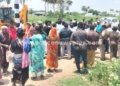 இரயில்வே பாதை அடைப்புக்கு கிராம மக்கள்  எதிர்ப்பு