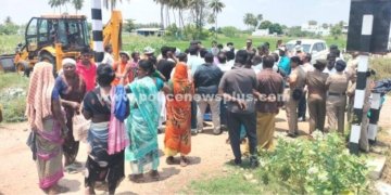 இரயில்வே பாதை அடைப்புக்கு கிராம மக்கள் எதிர்ப்பு