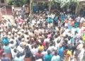 கோவில் முன்பு கிராம மக்கள் காத்திருப்பு  போராட்டம்