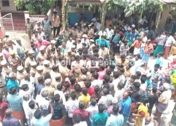 கோவில் முன்பு கிராம மக்கள் காத்திருப்பு  போராட்டம்