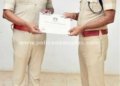 காவல்துறையினருக்கு பாராட்டு சான்றிதழ் வழங்கிய எஸ்.பி