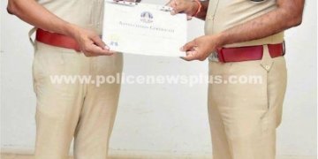 காவல்துறையினருக்கு பாராட்டு சான்றிதழ் வழங்கிய எஸ்.பி