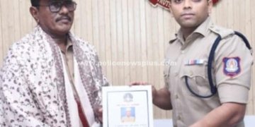 ஓய்வு பெறும் போலீசார், துப்புரவு பணியாளர்களுக்கு எஸ்.பி கௌரவிப்பு