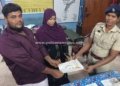 தவறவிட்ட பையை மீட்டு உரியவரிடம் ஒப்படைத்த இரயில்வே போலீசார்