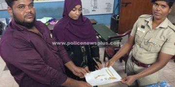 தவறவிட்ட பையை மீட்டு உரியவரிடம் ஒப்படைத்த இரயில்வே போலீசார்
