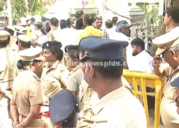 அதிமுக தலைமை அலுவலகத்தில் போலீசார் பலத்த பாதுகாப்பு