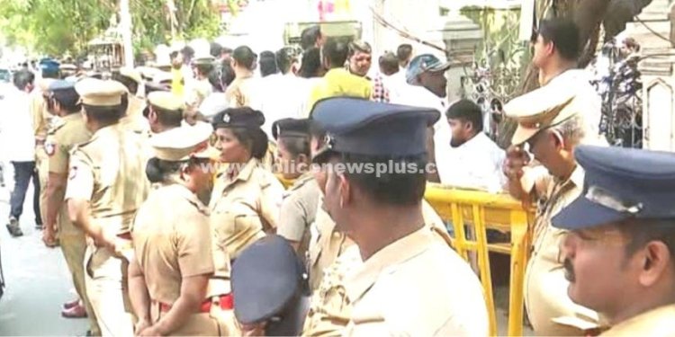 அதிமுக தலைமை அலுவலகத்தில் போலீசார் பலத்த பாதுகாப்பு