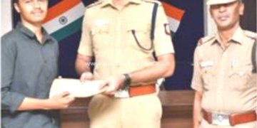 அதிக மதிப்பெண் பெற்ற மாணவர்களுக்கு கல்வி உதவித்தொகை வழங்கல்