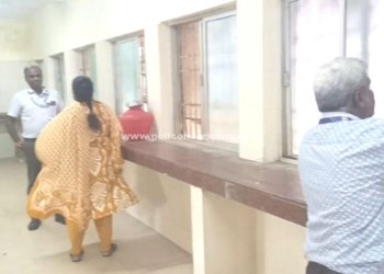 அம்மா உணவகத்தில் அலுவலர்கள் ஆய்வு