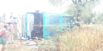 உசிலம்பட்டி அருகே தனியார் பேருந்து கவிழ்ந்து விபத்து
