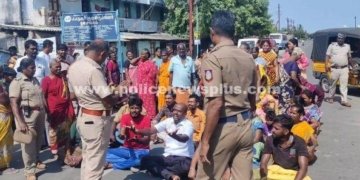 மக்கள் அடிப்படை வசதி கேட்டு சாலை மறியல் போராட்டம்