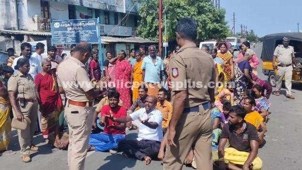 மக்கள் அடிப்படை வசதி கேட்டு  சாலை மறியல் போராட்டம்