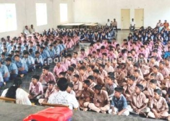அரசு பள்ளியில் மாணவர்களுக்கு விழிப்புணர்வு நிகழ்ச்சி