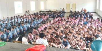அரசு பள்ளியில் மாணவர்களுக்கு விழிப்புணர்வு நிகழ்ச்சி