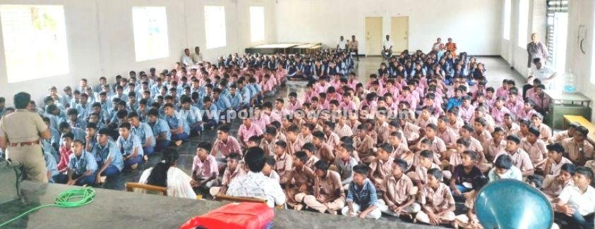 அரசு பள்ளியில் மாணவர்களுக்கு விழிப்புணர்வு நிகழ்ச்சி