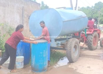 வீடு வீடாகச் சென்று குடிநீர் விநியோகம் செய்த வார்டு உறுப்பினர்