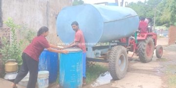 வீடு வீடாகச் சென்று குடிநீர் விநியோகம் செய்த வார்டு உறுப்பினர்