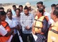 பழவேற்காடு முகத்துவாரத்தில் ஆட்சியர்  மற்றும் எம்.பி ஆய்வு