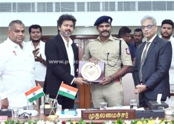 சிறப்பாகப் பணியாற்றிய எஸ்.பிக்கு விருது வழங்கிய முதலமைச்சர்
