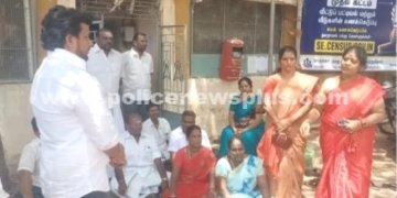 நகராட்சியில் நகர் மன்ற உறுப்பினர்கள்  போராட்டம்