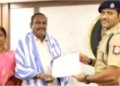 பணி நிறைவு பெற்ற காவலர்களுக்கு எஸ்.பி பாராட்டு