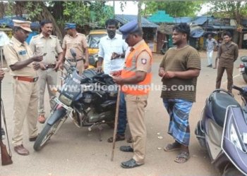 தேவகோட்டையில் துப்பாக்கி ஏந்தி போலீசார் தீவிர வாகன சோதனை
