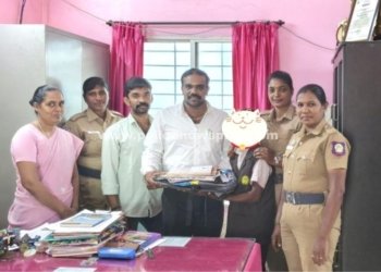 பள்ளி மாணவர்களுக்கு நலத்திட்ட உதவிகள் வழங்கல்